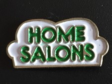 PIN'S PUBLICITAIRE - HOME SALONS - AMEUBLEMENT - LITERIE - CANAPE BLANC