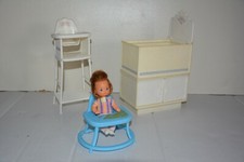 Poupée Barbie Famille Doucoeur lot bébé / chaise haute / baignoire vintage