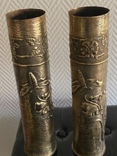 Jolie paire de douille d'obus finement travaillées WW1 laiton martelé et ciselé 