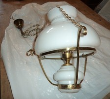 ANCIENNE LAMPE SUSPENSION LUSTRE VINTAGE VERRE  BLANC ET METAL DORE