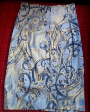 JUPE COURTE DROITE imprimée.  TAILLE 40. MARQUE : Sinéquanone junior. Vintage