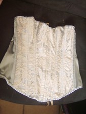 Beau bustier gainant "Secret Possession" en tissu satiné gris avec dentelle L