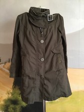 Manteau imperméable M.F.GIRBAUD kaki taille 8 ans en très bon état.