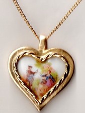 LIMOGES MEDAILLON COEUR EN PORCELAINE DECOR MARQUIS FRAGONARD