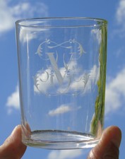 Baccarat? Verre à whisky en cristal. XIXe s. Monogrammé V Haut. 8,2 cm