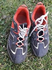 belles Baskets multi sports rouges et noires 33,5 Decathlon bon état 