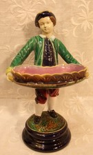 Valet en barbotine présentant une grande corbeille, hauteur 23cm