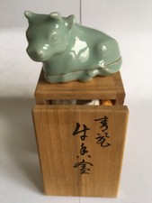 Boîte à encens (kogo) céladon par Suwa Sozan II en forme de boeuf, boite signé