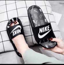 claquettes Nike neuf