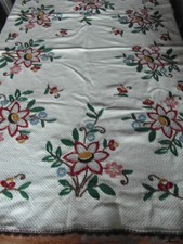 G355 ancien dessus de lit ou canapé ou nappe napperon en laine brodée fleurs bei