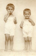 Carte PHoto de deux garçons rigolos en pyjama Photo Jorst 