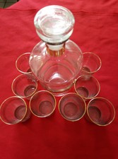Carafe à alcool à rayures doré + 7 petits verres assortis