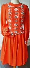 ROBE ROUGE PURE LAINE HAUT BRODE DE PERLES T.40