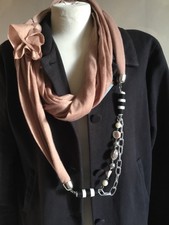 Écharpe bijou couleur chair/argenté BYKENDO neuf avec étiquette.