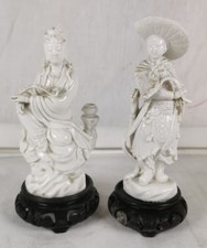 Lot 2 FIGURINES Personnages Chinois PORCELAINE Emaillee socle Bois decoration U