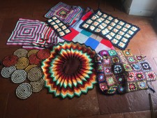 Ensemble plaid + housse chaises/coussins +sous-verres au crochet vintage 70's
