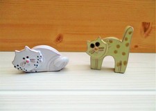 # 2 figurines chats/cat en terre cuite /miniature de décoration vitrine
