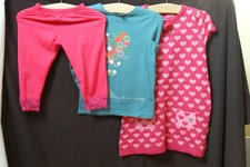 H&M/OKAIDI lot 3 pièces corsaire+robe+t;shirt ml T 4/5 ans