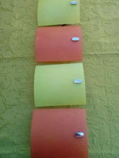 Quatre appliques murales en verre de couleur