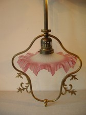 Ancienne suspension luminaire plafonnier abat-jour corolle verre rosé de 60 cm