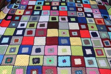 Vintage 70 Ancien plaid couvre lit dessus de canapé au crochet patchwork laine  