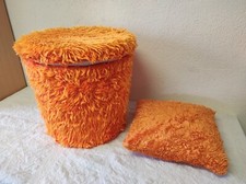 Coffre Pouf Vintage Orange 39 cm de diamètre par 38 cm de haut + un Coussin 