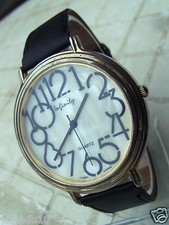 INFINITY,LARGE MONTRE FEMININE TENDANCE BRANCHE D'UN JOLI NACRE DE 1960