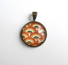 Pendentif rond, au motif de vagues multicolores (seikaiha), de style japonais.