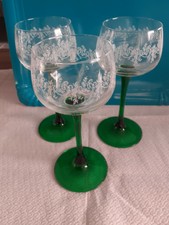3 verres à vin blanc d' ALSACE à  pied vert Sylvaner, Gewurztraminer , Riesling
