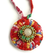 Collier tissu coton motifs multicolore tons rouge pendentif rond perles ethnique