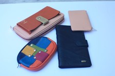 lot maroquinerie (porte monnaie coloré, compagnon neuf, protège chéquier Carven)