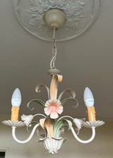 Lustre Suspension Métal trois feux décor floral Tons pastels.