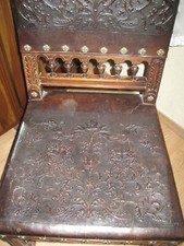  2 Chaises anciennes en cuir sculptées