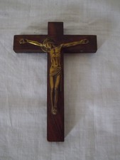Ancien crucifix, bronze, bois, représentant le Christ sur la Croix.