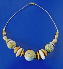 COLLIER PERLES BOIS PEINTES MOTIF LION