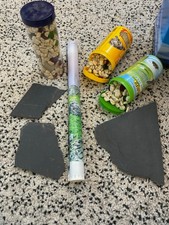 Décoration aquarium : ardoises, petites pierres, poster... 