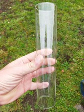 Tube cylindrique pour lampe à pétrole en verre lisse transparent.