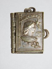 JEANNE D'ARC MEDAILLON ANCIEN PETIT LIVRE RELIGIEUX LAITON PHOTOS PENDENTIF 