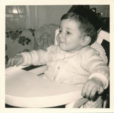 Argentique enfant 11 mois avec couronne de roi chaise haute kid boy vernacular