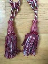 paire embrasses rideaux cordon à pompon rouge blanc