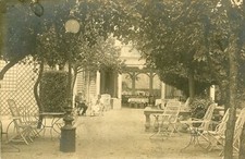 Carte PHoto à identifier Terrasse ombragée avec clients d'un lieu chic