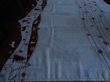 Nappe de Noël blanche avec rennes, étoiles et sapins rouges