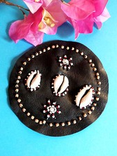 020# RAVISSANTE APPLICATION " CUIR ET COQUILLAGE " PERLE DE VERRE ET BOIS