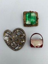 LOT 3 BROCHES FANTAISIES SAC MAIN ROUGE MASQUE CADRE VERT DORE 35 GRAMMES W562