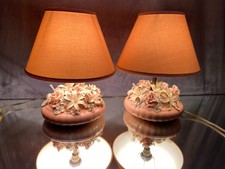 Paire de lampe en faïence rehaussé d'un décor floral en tissu