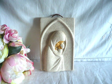 Plaque en terre cuite à suspendre vierge à l'enfant stylisé