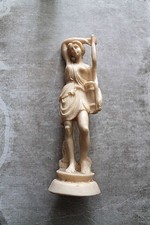 statuette de femme  finement sculptée vestale romaine en poudre de marbre
