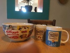 Ensemble publicitaire :1 bol à céréales Kellogg's + 2 mini mugs Nestlé dessert 