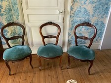 Lot de trois chaises Napoléon III en bois à décors sculptés avec assise velours
