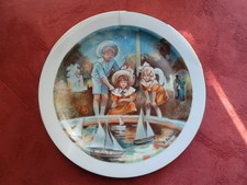 1ASSIETTE DE DECORATION EN PORCELAINE DE LIMOGES/MOTIF:LES ENFANTS AUX BATEAUX